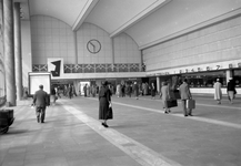 152559 Interieur van de hal van het N.S.-station Rotterdam C.S. te Rotterdam.